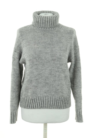 Grauer Pullover