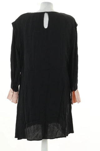 Schwarzes Kleid