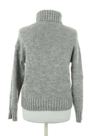 Grauer Pullover