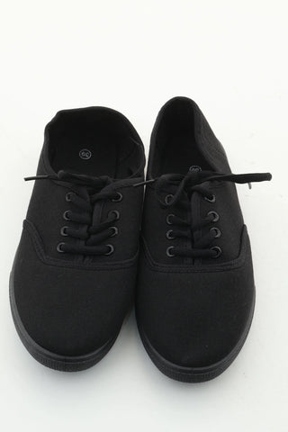 Schwarze Turnschuhe