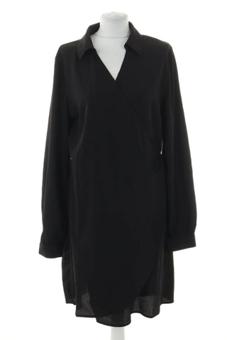 Schwarzes Kleid