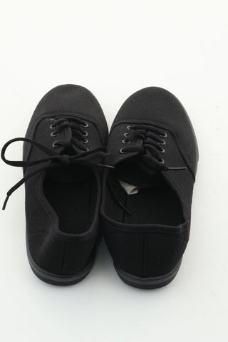Schwarze Turnschuhe