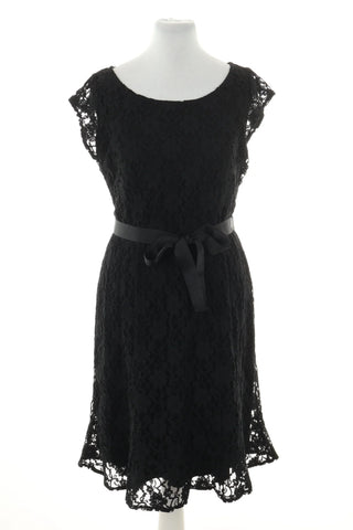 Schwarzes Spitzenkleid