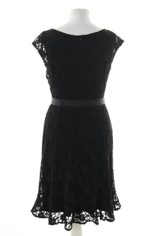 Schwarzes Spitzenkleid