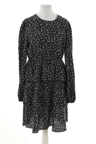 Schwarzes Kleid mit Blumen