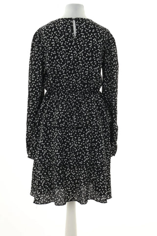 Schwarzes Kleid mit Blumen