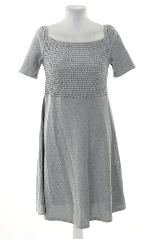 Graues glänzendes Kleid