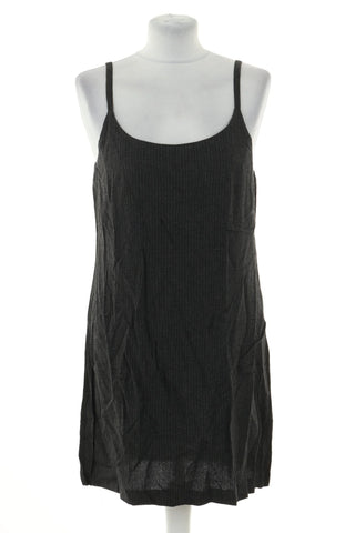 Graues Kleid mit Streifen