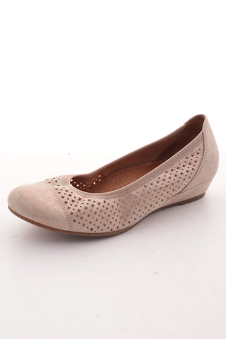 Beigefarbene Schuhe