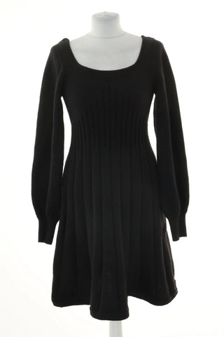 Schwarzes Kleid