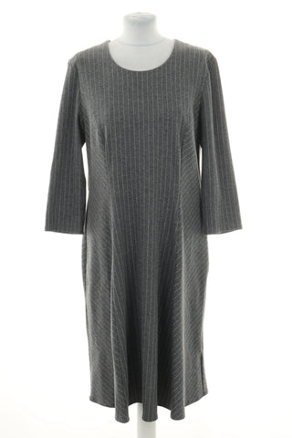 Graues Kleid mit Streifen