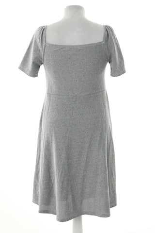 Graues glänzendes Kleid