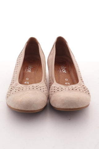 Beigefarbene Schuhe
