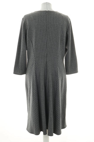 Graues Kleid mit Streifen