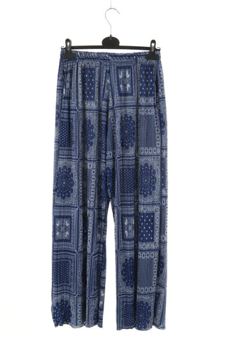 Blaue Hose mit Muster
