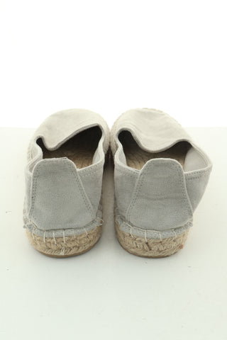 Graue Schuhe