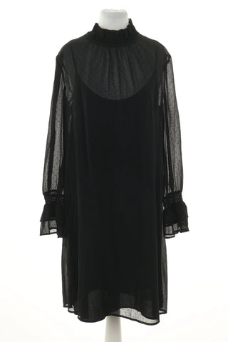 Schwarzes Kleid