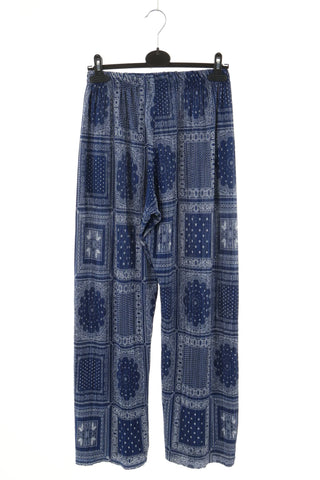 Blaue Hose mit Muster