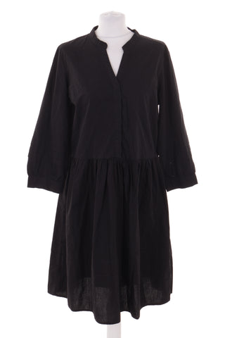 Schwarzes Kleid