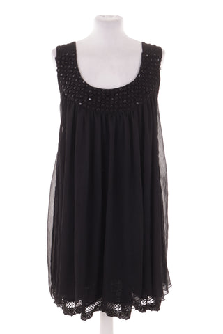 Schwarzes Kleid