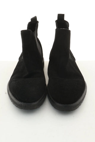 Schwarze Schuhe im Wildleder-Look