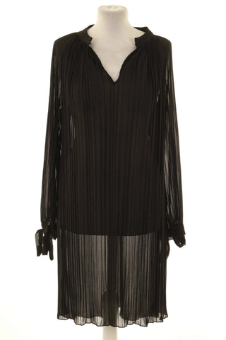 Schwarzes Kleid