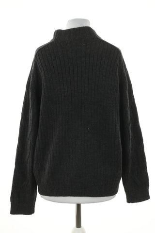Grauer Pullover