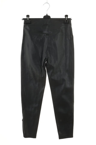 Schwarze Hose aus Kunstleder