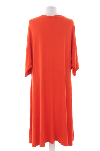 Orangefarbenes Kleid
