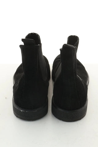 Schwarze Schuhe im Wildleder-Look