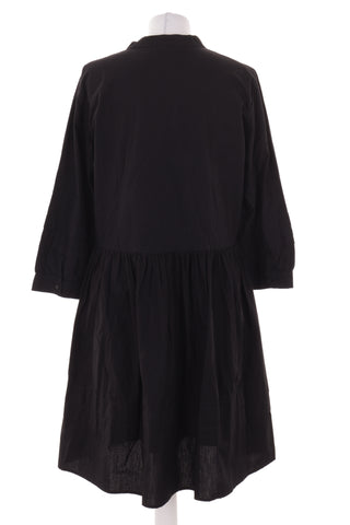 Schwarzes Kleid