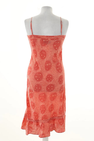 Rotes Kleid mit Muster