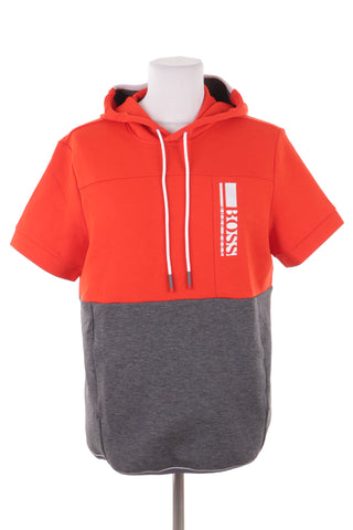 Rotes und graues T-Shirt