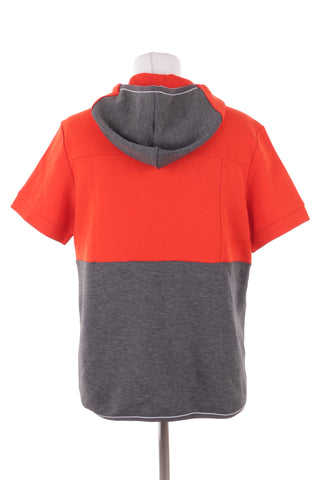 Rotes und graues T-Shirt