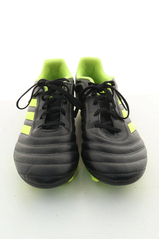 Schwarze Fußballschuhe