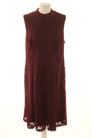 Bordeauxrotes Kleid
