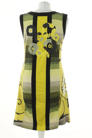 Gelbes Kleid mit Muster