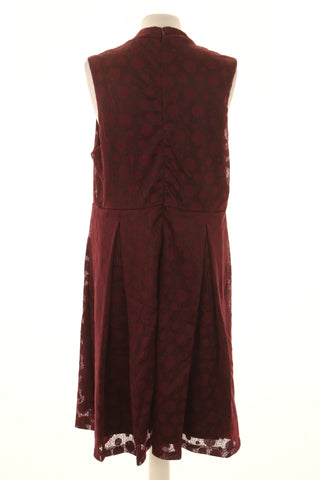 Bordeauxrotes Kleid