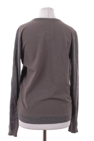 Grauer Pullover