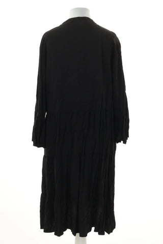 Schwarzes Kleid