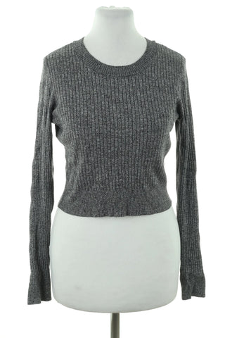 Grauer Pullover