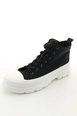 Schwarze Turnschuhe