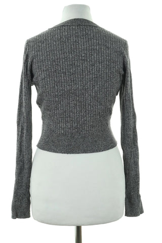Grauer Pullover