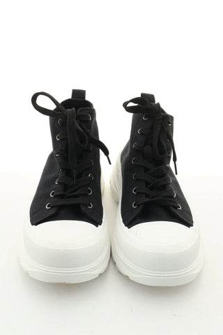 Schwarze Turnschuhe
