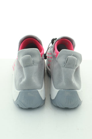 Graue Schuhe