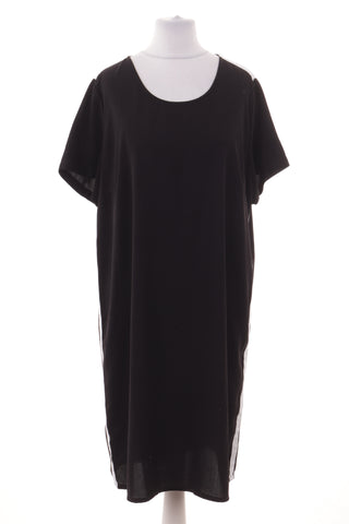 Schwarzes Kleid