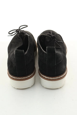 Schwarze Wildlederschuhe