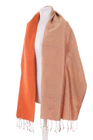 Beige und orangefarbener Schal