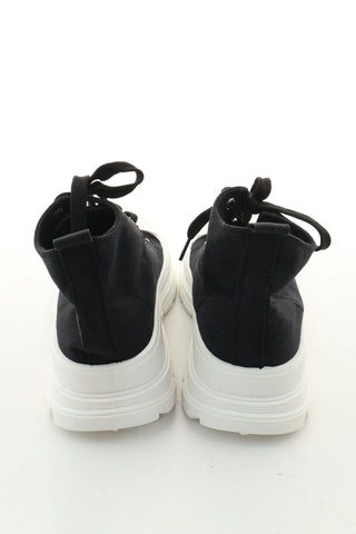 Schwarze Turnschuhe
