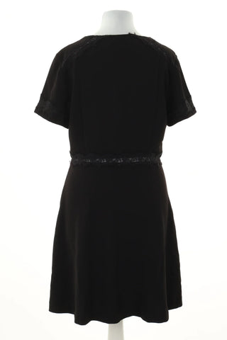 Schwarzes Kleid